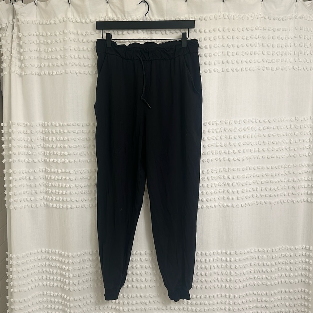 Comfortable lululemon  joggers. Size 6